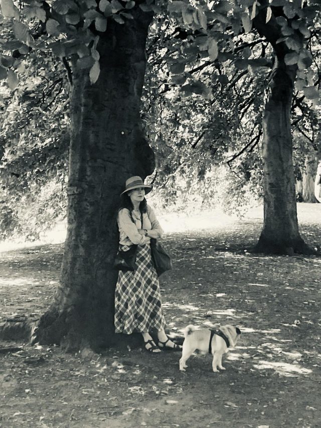 Unknown person with pug. 
.
.

#stjamespark #london #portrait #peopleoflondon