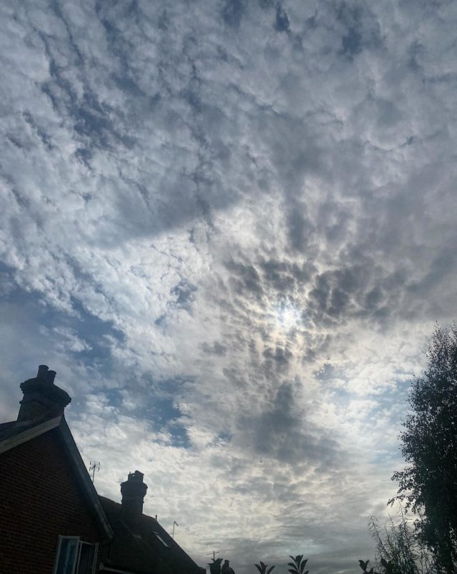 Strange light and shade in the clouds this afternoon.
.
.
.
#clouds #cloudporn #weather #skies #lightandshadow
